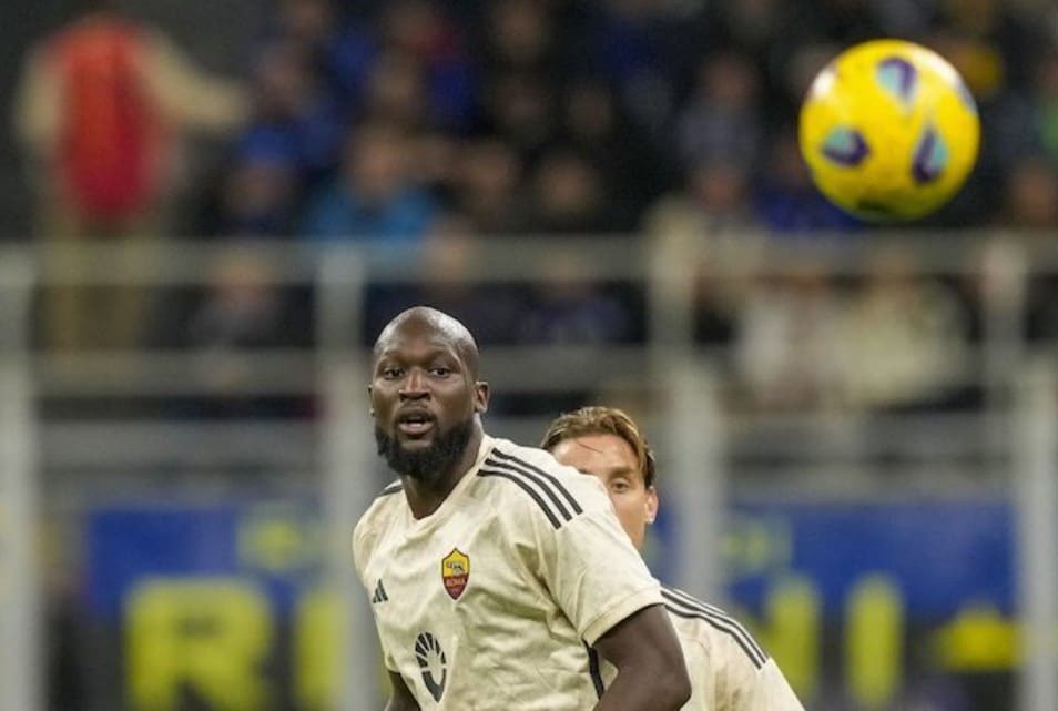 Serie A 2023/2024: Cầu thủ AS Roma, Romelu Lukaku, trong trận Inter Milan vs AS Roma tuần 10