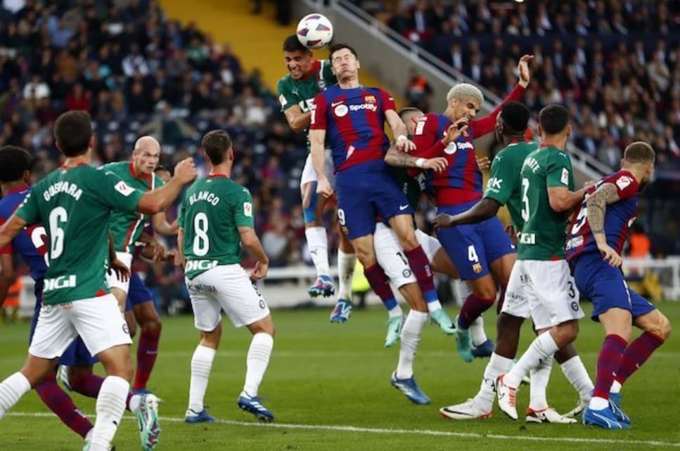 Cuộc đọ sức Barcelona vs Alaves ở vòng 13 La Liga 2023/2024 trên sân Estadi Ol?mpic Llu?s Companys, tối Chủ Nhật (11/12/2023)