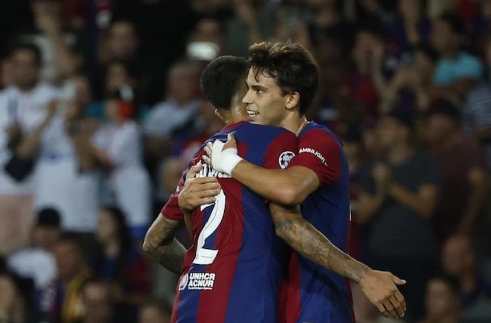 hai cầu thủ Barcelona, Joao Cancelo và Joao Felix sau khi ghi bàn