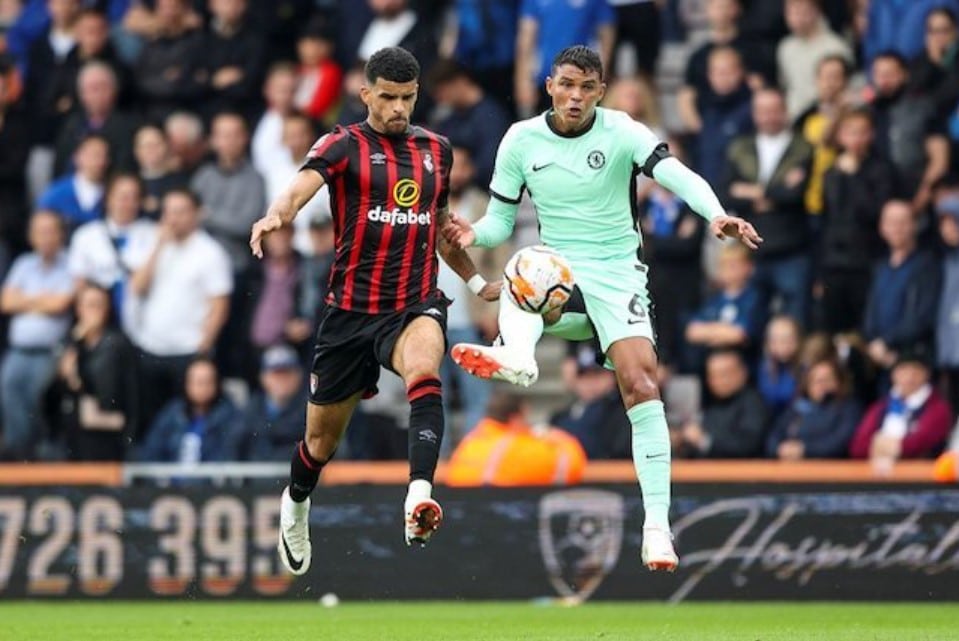 Dominic Solanke (trái) tranh bóng với Thiago Silva trong trận Bournemouth vs Chelsea tuần thứ 5 Ngoại hạng Anh 2023/2024 trên sân Vitality, tối Chủ nhật (17/09/2023)