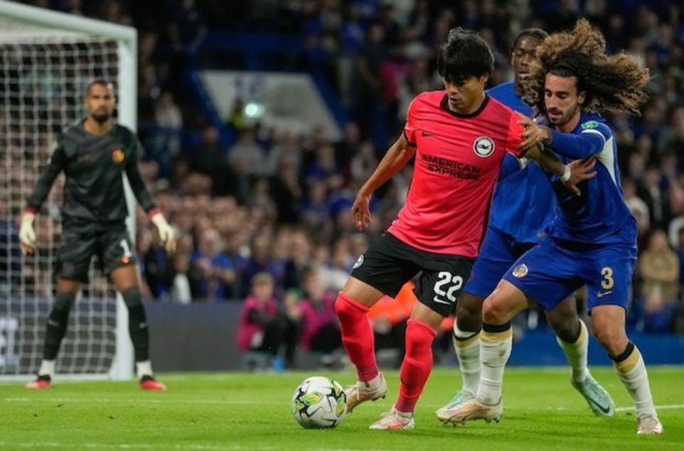 Marc Cucurella và Kaoru Mitoma đọ sức trong trận Chelsea vs Brighton Carabao Cup, thứ Năm (28/9/2023)
