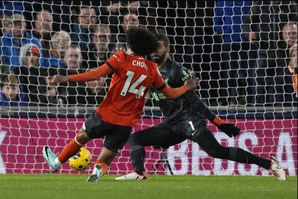 Tahith Chong đã ghi bàn vào lưới Alisson trong trận đấu Luton Town vs Liverpool ở Tuần 11 Ngoại hạng Anh 2023/2024 trên sân Kenilworth Road, tối Chủ Nhật (11/05/2023)