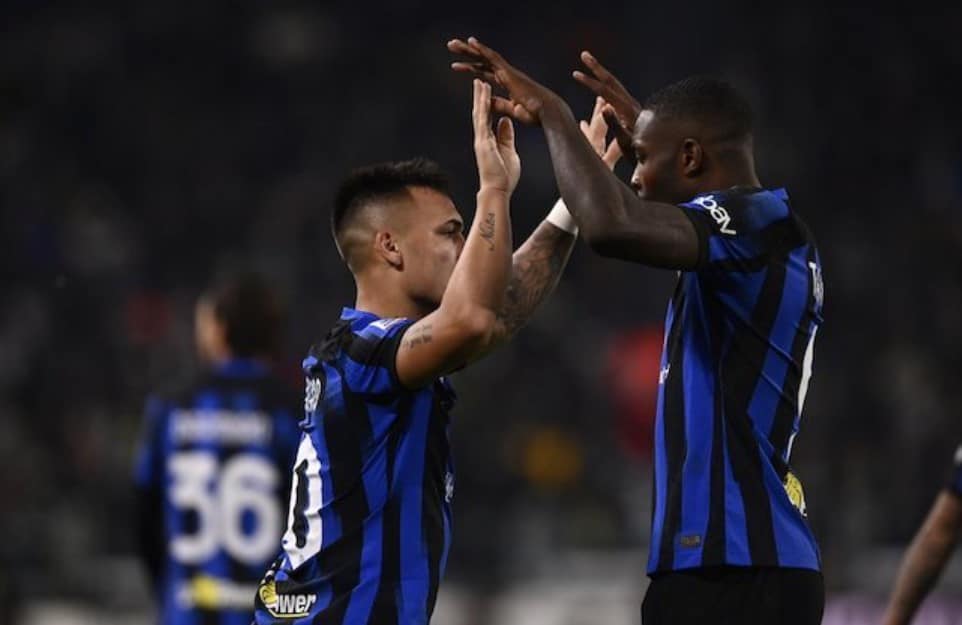 Lautaro Martinez và Marcus Thuram ăn mừng bàn thắng trong trận Juventus vs Inter Milan vòng 13 Serie A 2023/24 trên sân Allianz Stadium, thứ Hai (27/11/2023)