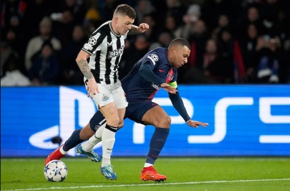 Kieran Trippier đọ sức với Kylian Mbappé ở trận PSG vs Newcastle ở Champions League 2023/2024.