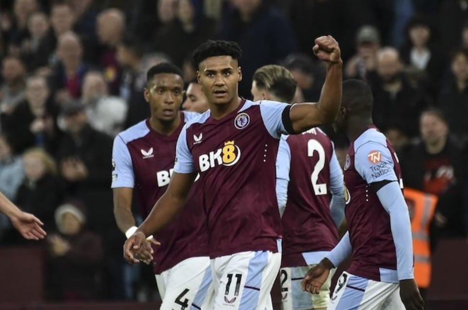 Cầu thủ Aston Villa Ollie Watkins ăn mừng bàn thắng vào lưới West Ham ở Premier League 2023/2024