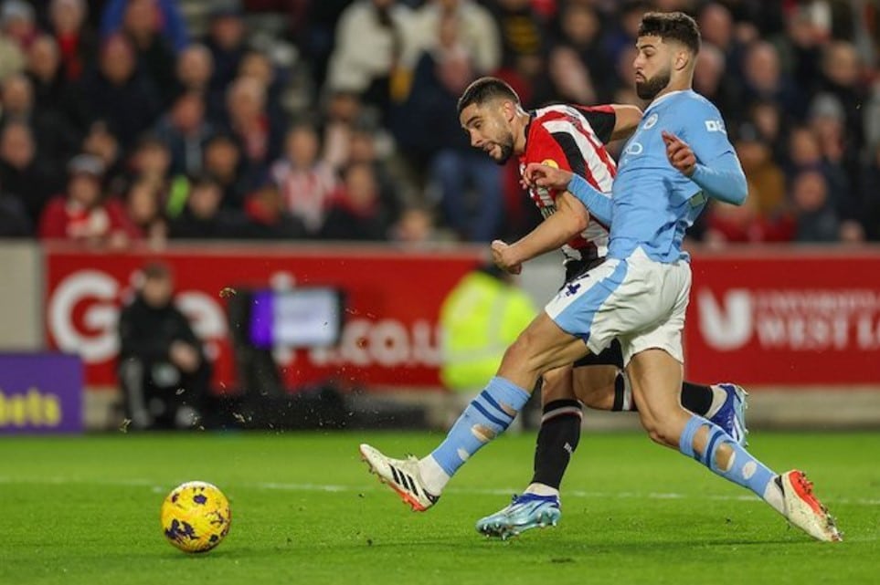 Josko Gvardiol bảo vệ các cầu thủ đối phương trong trận đấu Brentford vs Manchester City, Premier League 2023/2024