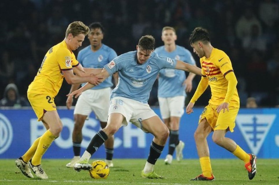 La Liga 2023/2024: Jorgen Strand Larsen được bao quanh bởi Frenkie de Jong (trái) và Pedri trong trận Celta vs Barcelona ở Tuần 25