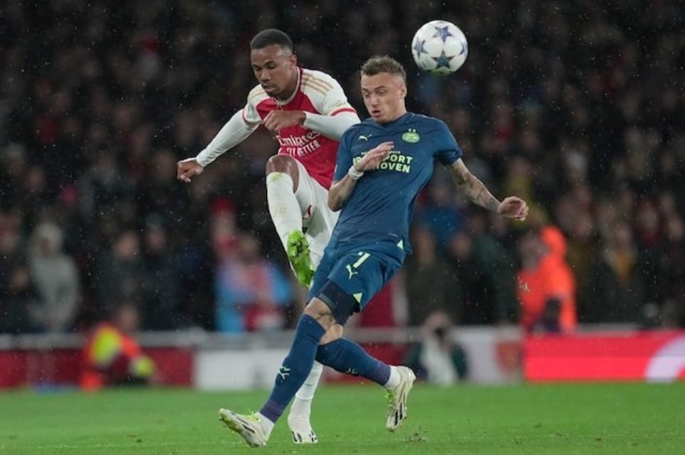 Gabriel Magalhaes và Noa Lang đọ sức trong trận đấu Arsenal vs PSV Eindhoven tại Champions League, thứ Năm (21/9/2023).