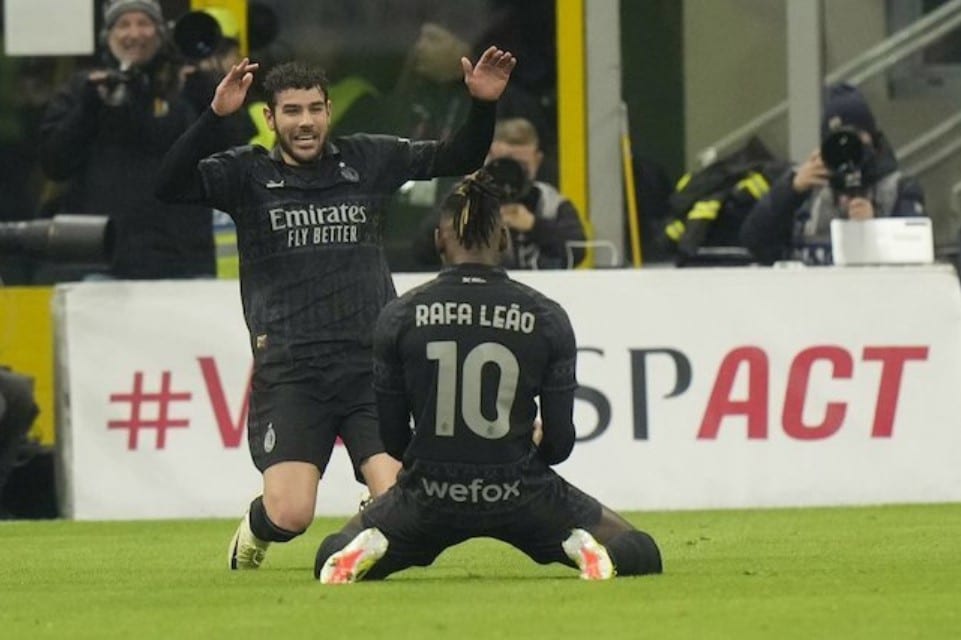 Serie A 2023/2024: Theo Hernandez và Rafael Leao ăn mừng trong trận AC Milan vs Napoli tuần 24