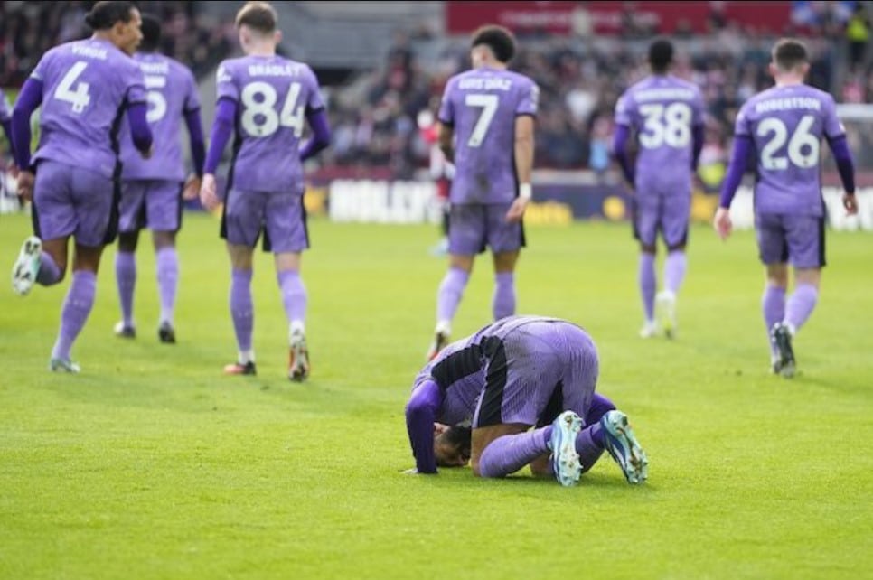 Mohamed Salah cúi đầu tri ân sau khi ghi bàn thắng trong trận Brentford vs Liverpool ở Tuần 25 Ngoại hạng Anh 2023/24 trên sân Gtech Community Stadium, WIB tối thứ Bảy (17/02/2024).