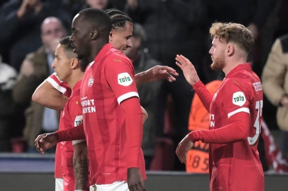 Màn ăn mừng của Yorbe Vertessen trong trận đấu Champions League giữa PSV Eindhoven vs Arsenal, thứ Tư (12/13/2023).
