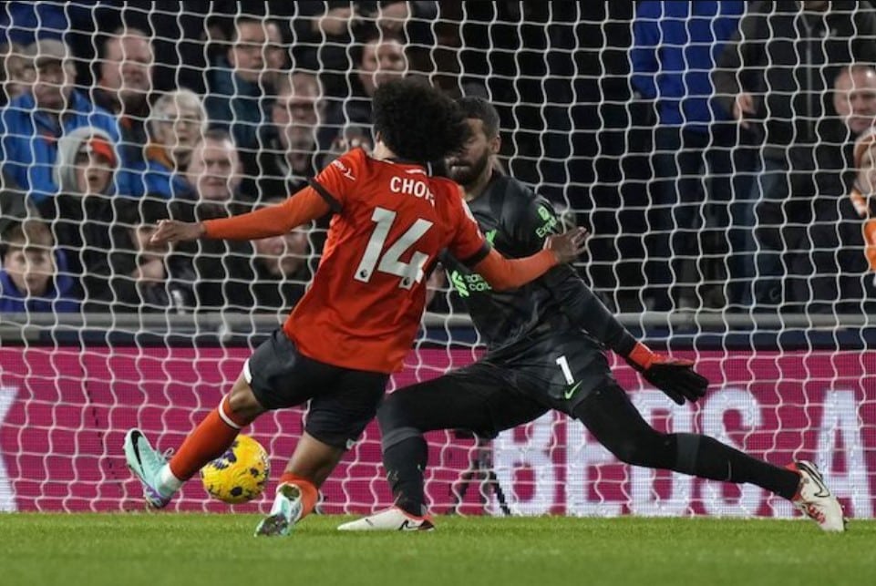 Tahith Chong đã ghi bàn vào lưới Alisson trong trận đấu Luton Town vs Liverpool ở Tuần 11 Ngoại hạng Anh 2023/2024 trên sân Kenilworth Road, tối Chủ Nhật (11/05/2023)