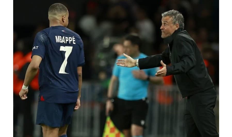 HLV PSG Luis Enrique đưa ra chỉ dẫn cho Kylian Mbappé trong trận đấu với Barcelona, thứ Năm (4/11/2024)