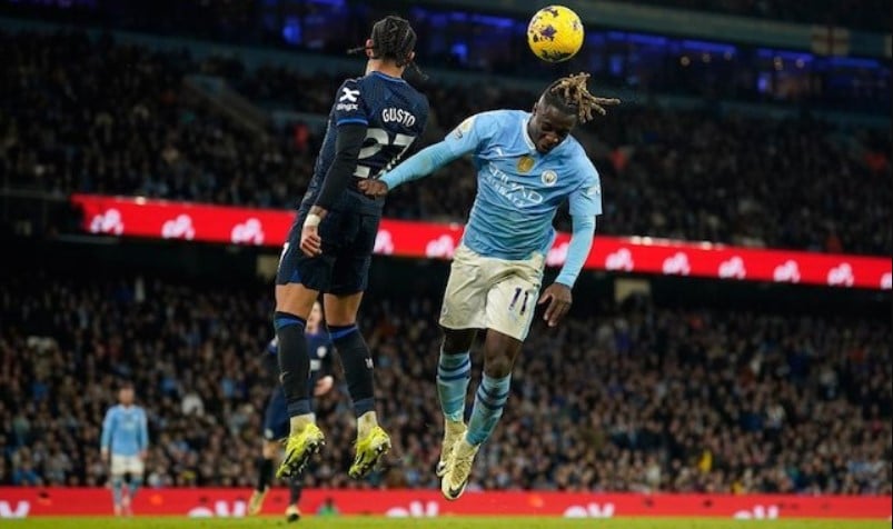 Jeremy Doku và Malo Gusto đọ sức trong trận đấu Premier League giữa Manchester City vs Chelsea, Chủ Nhật (18/2/2024).