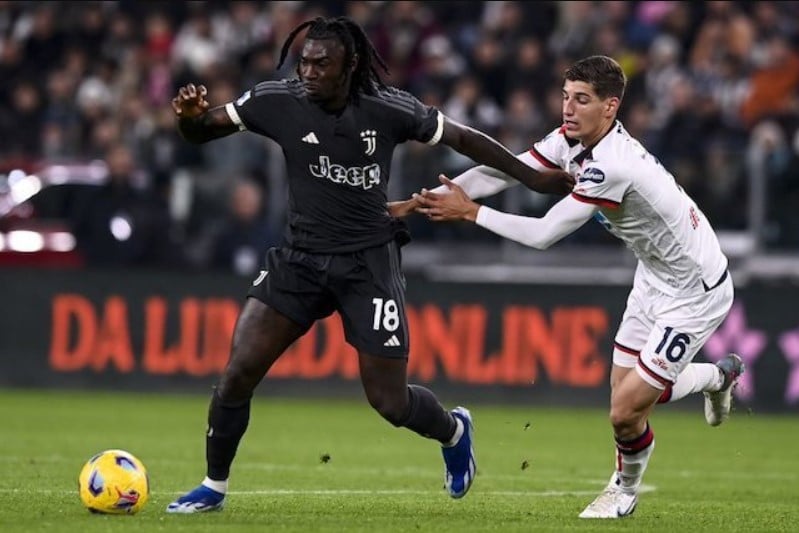 Moise Kean cố gắng vượt qua sự phòng thủ của Matteo Prati trong trận Juventus vs Cagliari, Chủ Nhật (11/12/2023)