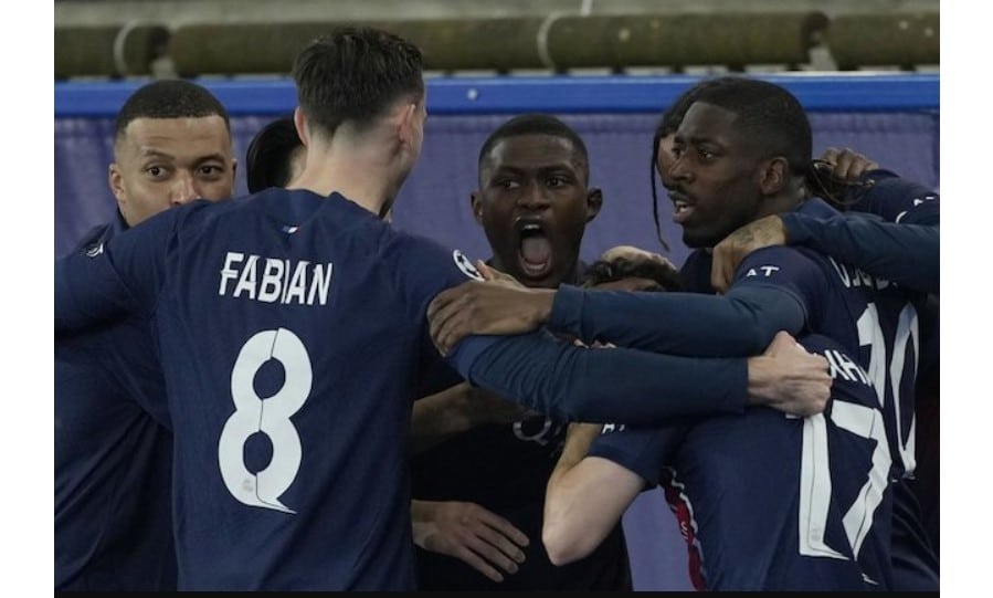 Đội hình PSG ăn mừng bàn thắng của Vitinha vào lưới Barcelona, Thứ Năm (4/11/2024)