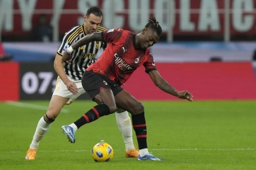Rafael Leao được Federico Gatti canh gác chặt chẽ trong trận AC Milan vs Juventus tuần thứ 9 Serie A 2023/2024 trên sân San Siro, rạng sáng thứ Hai (23/10/2023).