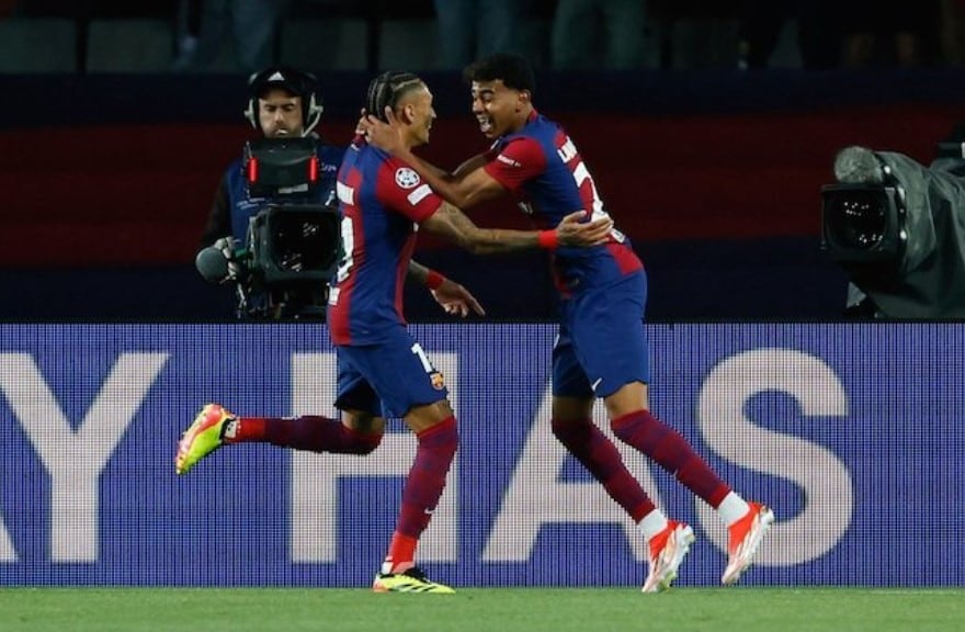 Raphinha và Lamine Yamal ăn mừng trong trận tứ kết Champions League giữa Barcelona vs PSG, thứ Tư (17/4/2024).